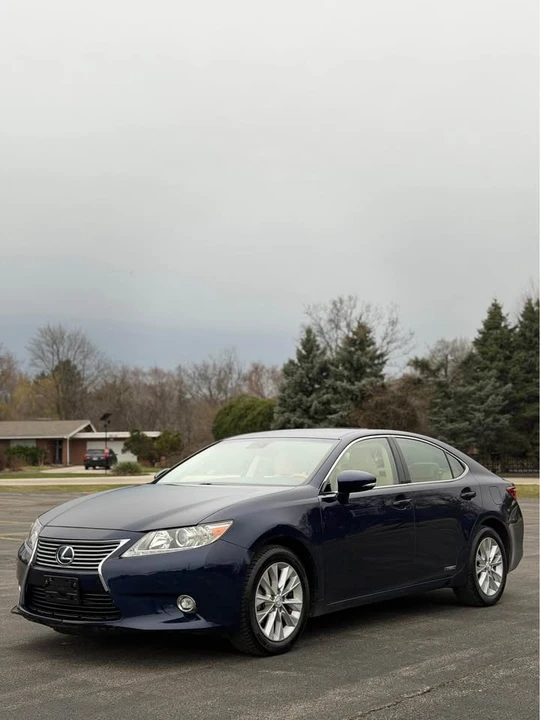 2014 Lexus ES 6th Gen - Image 6 of 10