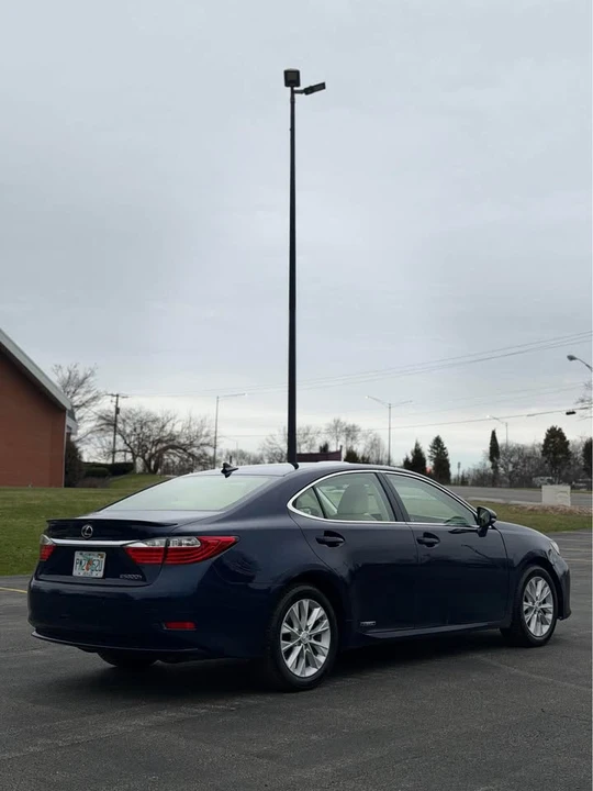 2014 Lexus ES 6th Gen - Image 10 of 10