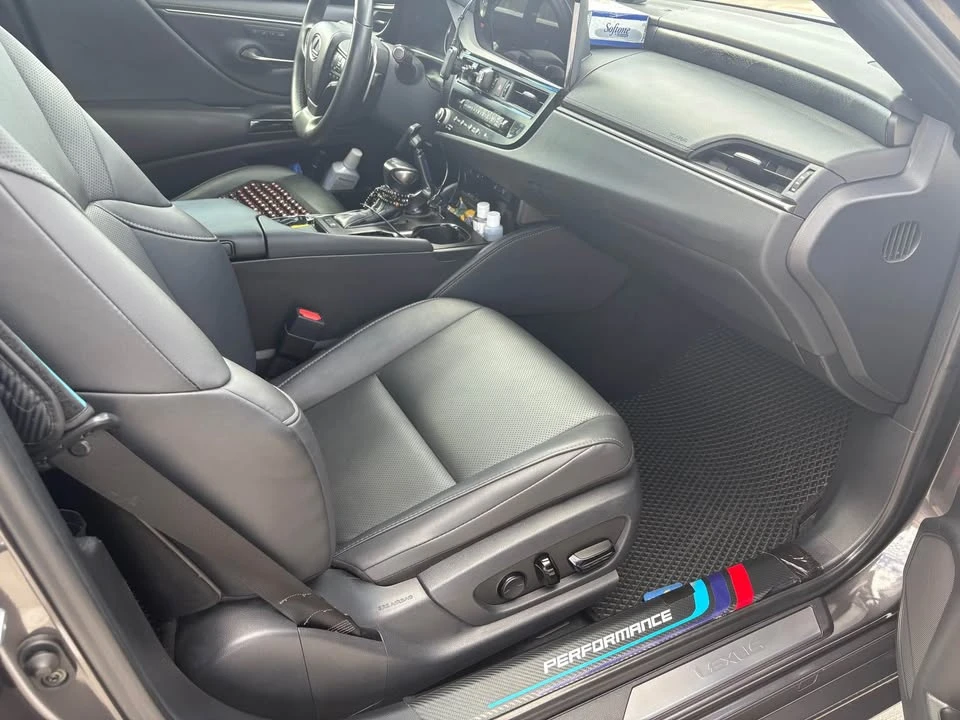 2023 Lexus ES 7th Gen - Image 8 of 10