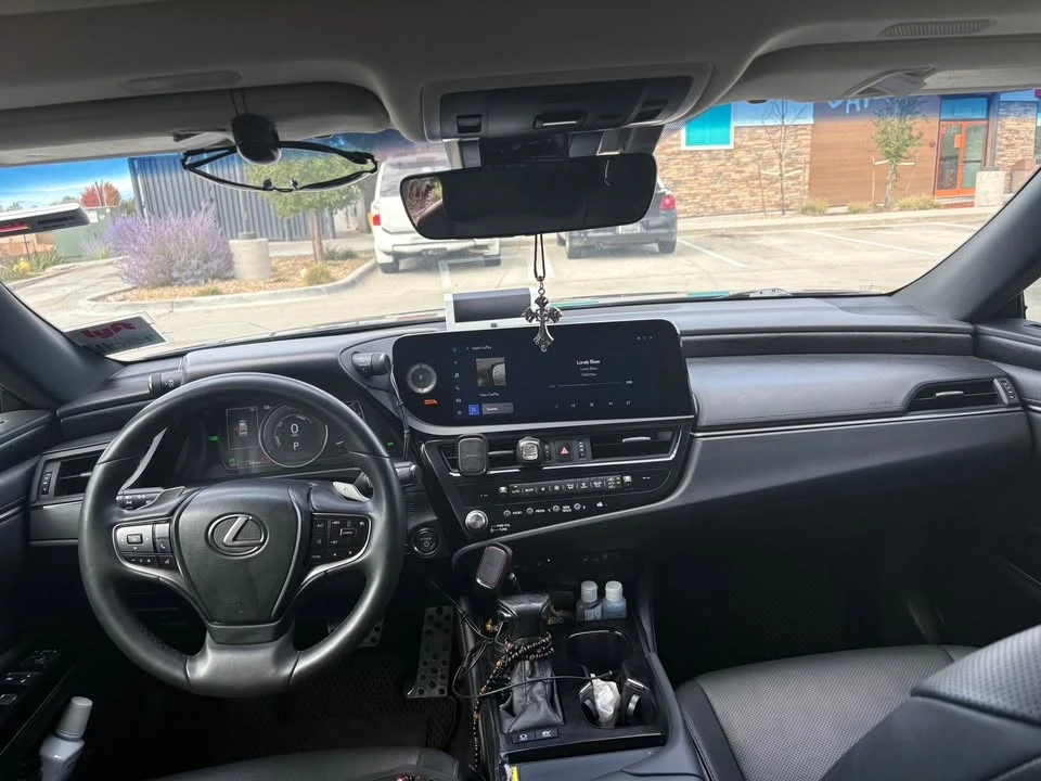 2023 Lexus ES 7th Gen - Image 9 of 10