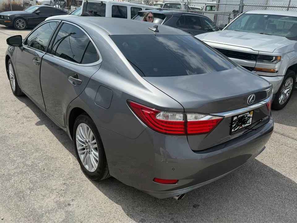 Lexus ES - Image 5 of 10