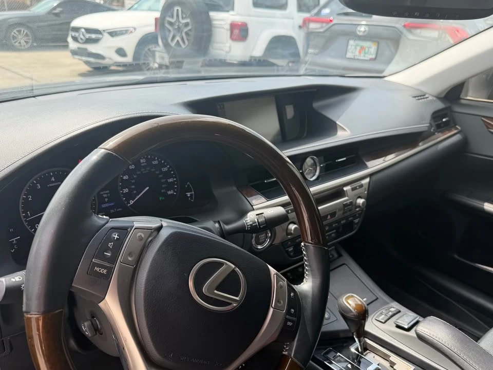 Lexus ES - Image 2 of 10