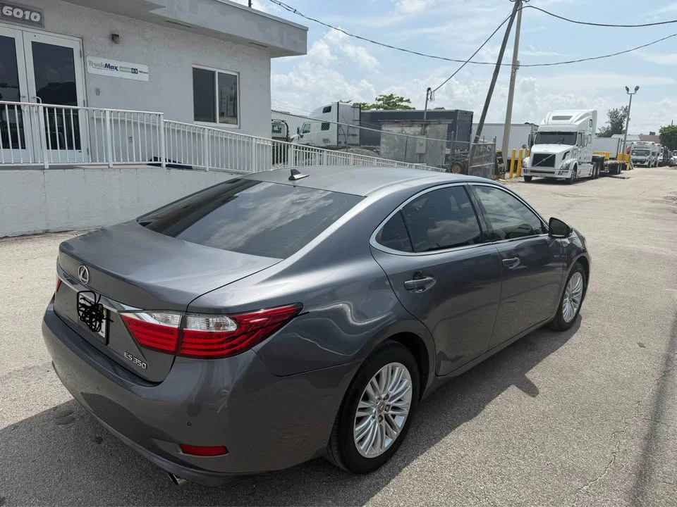 Lexus ES - Image 6 of 10