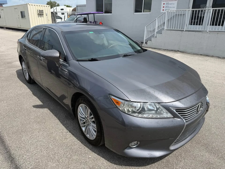 Lexus ES - Image 9 of 10
