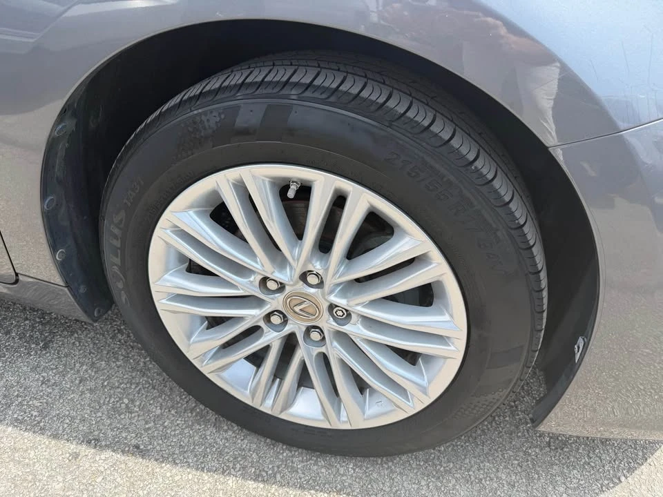 Lexus ES - Image 10 of 10