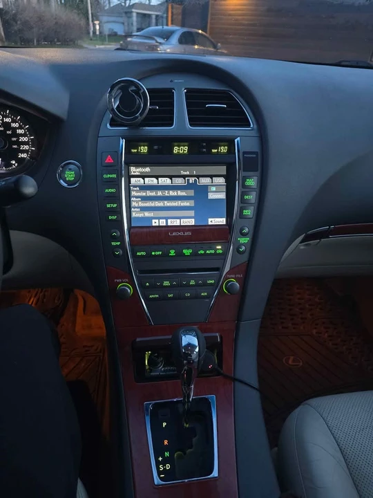 2010 Lexus ES 5th Gen - Image 5 of 10