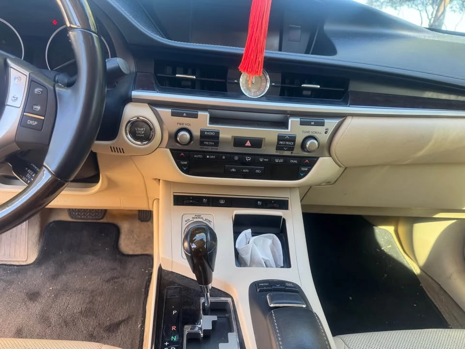 2013 Lexus ES 6th Gen - Image 4 of 4