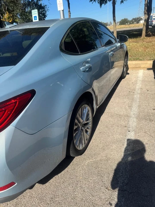 2013 Lexus ES 6th Gen - Image 3 of 4