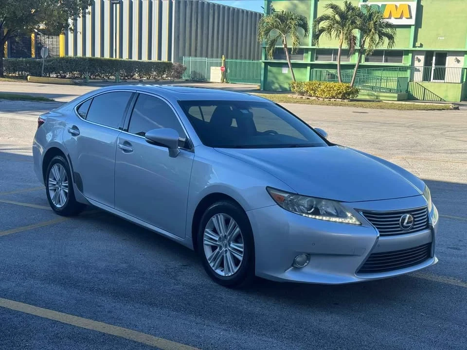 2015 Lexus ES 6th Gen - Image 2 of 5
