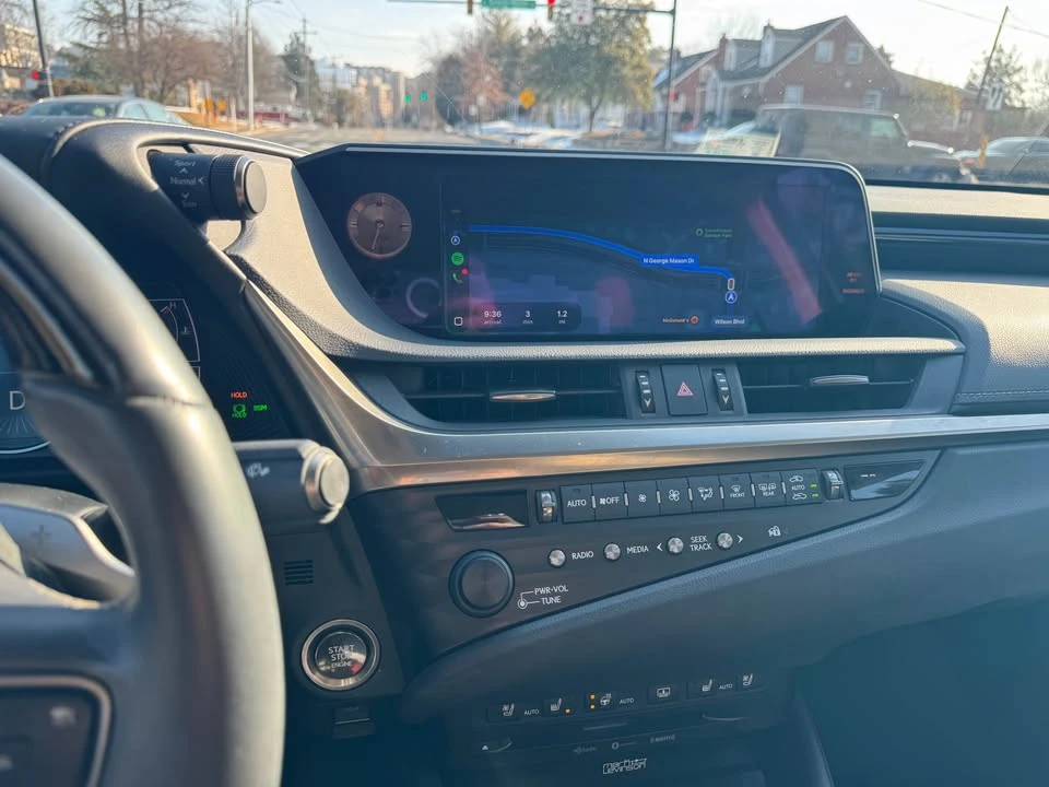 2019 Lexus ES 7th Gen - Image 2 of 10
