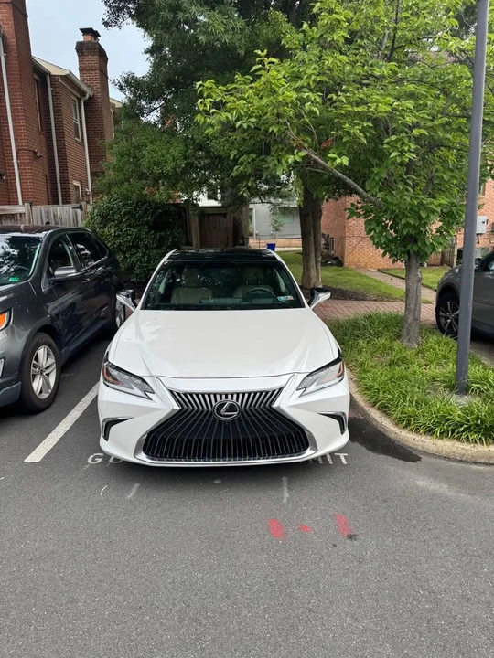 2019 Lexus ES 7th Gen - Image 9 of 10