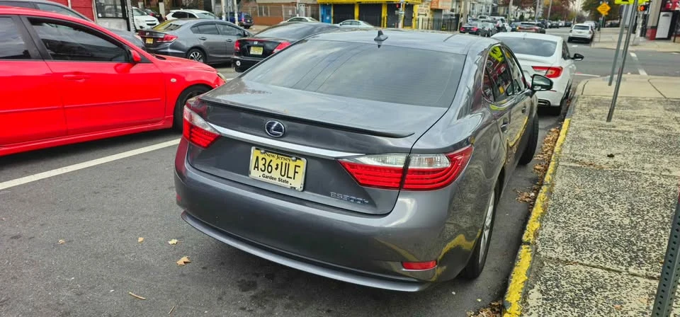 2014 Lexus ES 6th Gen - Image 6 of 8