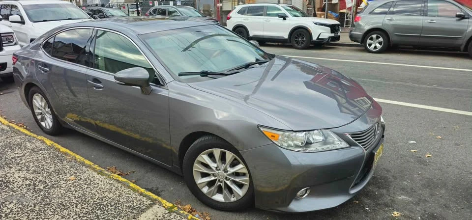 2014 Lexus ES 6th Gen - Image 2 of 8