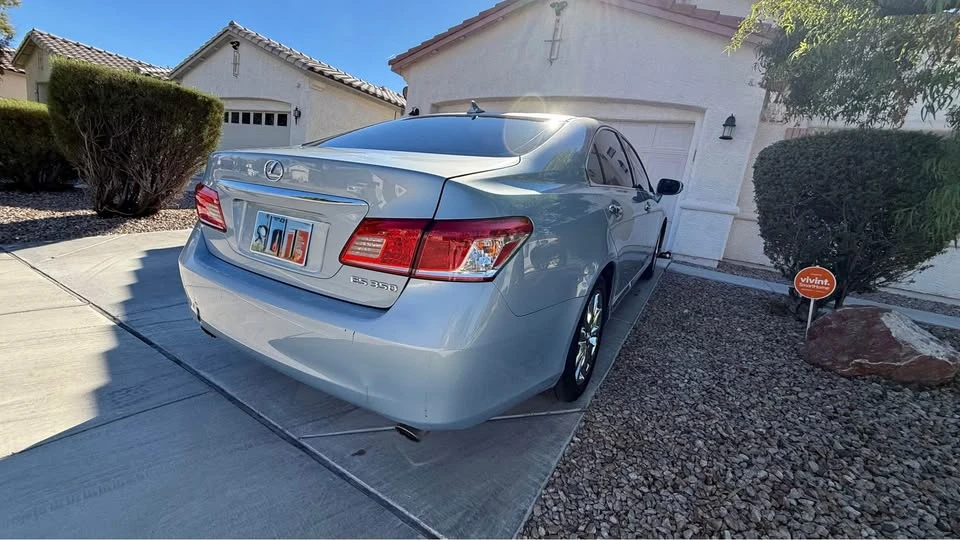 2011 Lexus ES 5th Gen - Image 2 of 10
