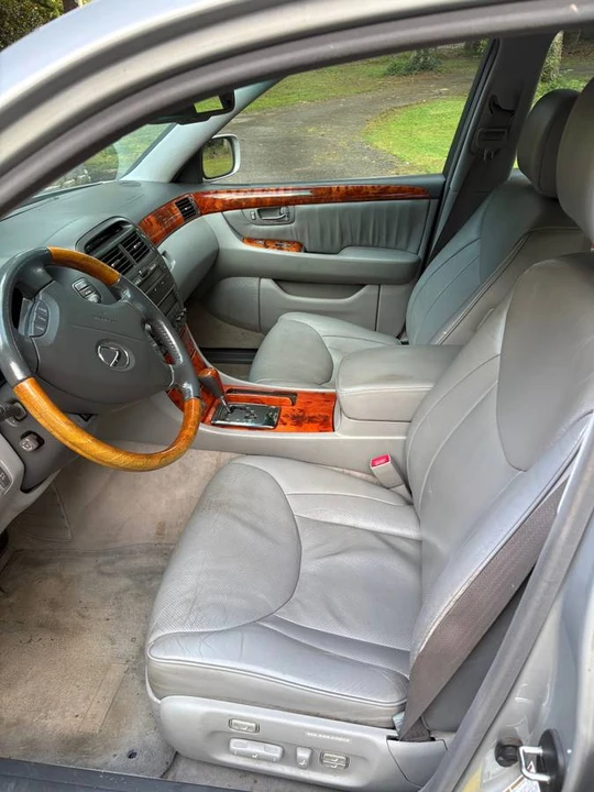 2005 Lexus LS 3rd Gen - Image 5 of 10
