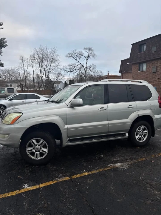 2004 Lexus LX 2nd Gen - Image 5 of 10