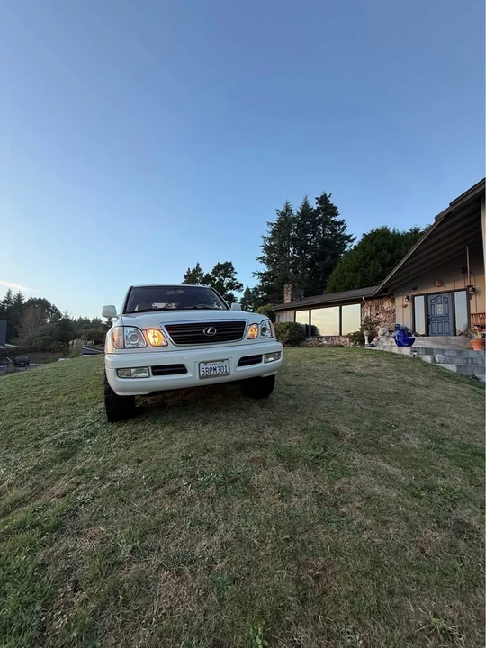 2000 Lexus LX 2nd Gen - Image 4 of 9