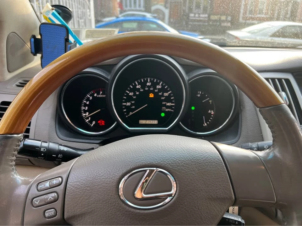 2005 Lexus RX 2nd Gen - Image 4 of 4