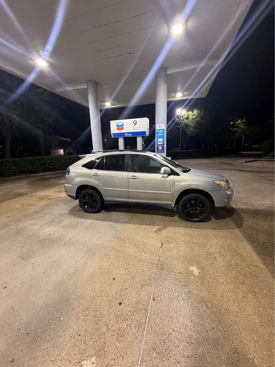 2005 Lexus RX 2nd Gen - Image 2 of 10