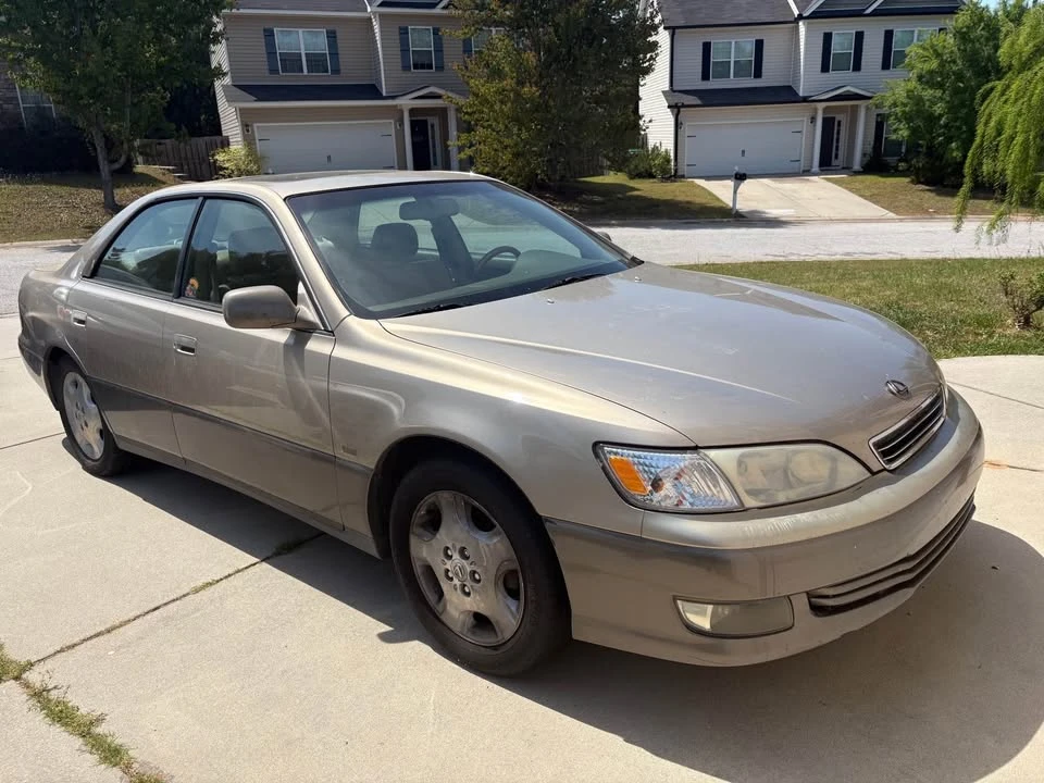 Lexus ES - Image 3 of 4