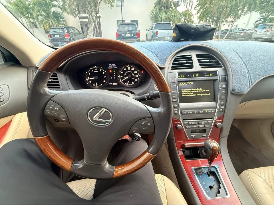 2010 Lexus ES 5th Gen - Image 3 of 3