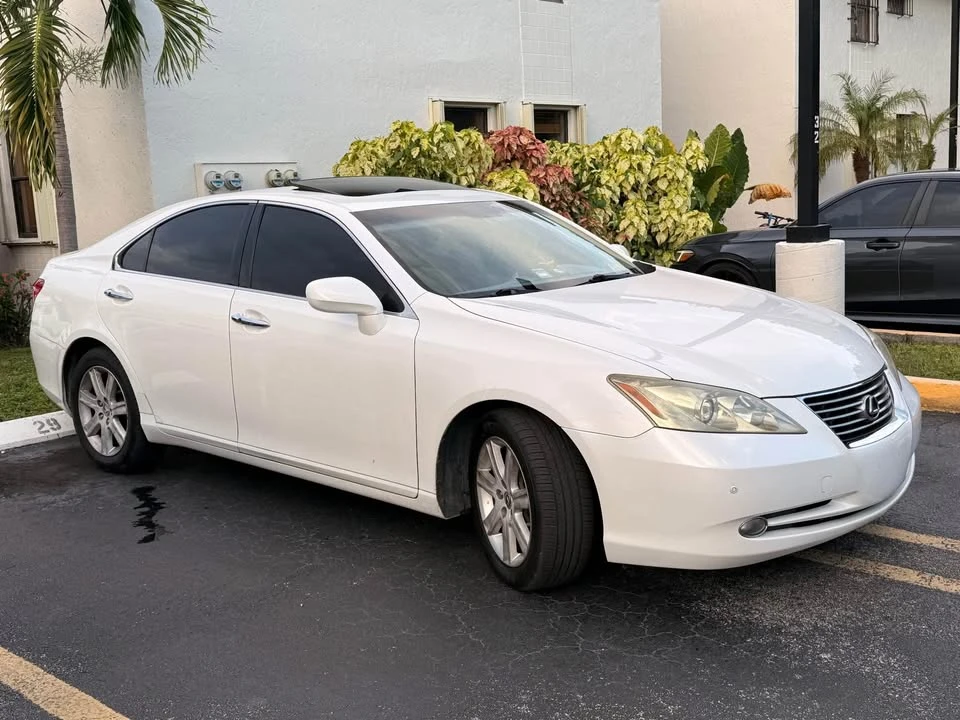 2010 Lexus ES 5th Gen - Image 2 of 3