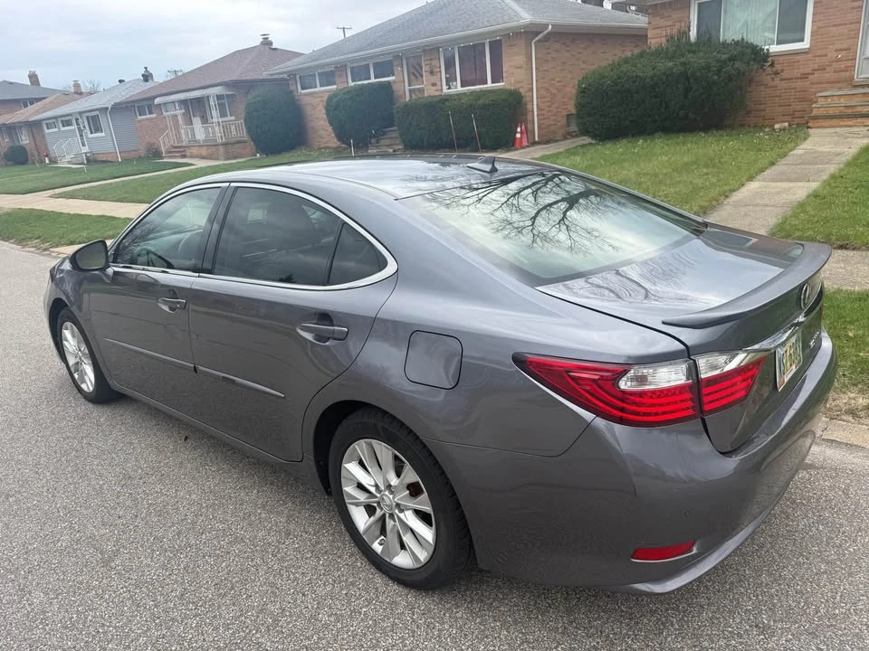 2013 Lexus ES 6th Gen - Image 2 of 7