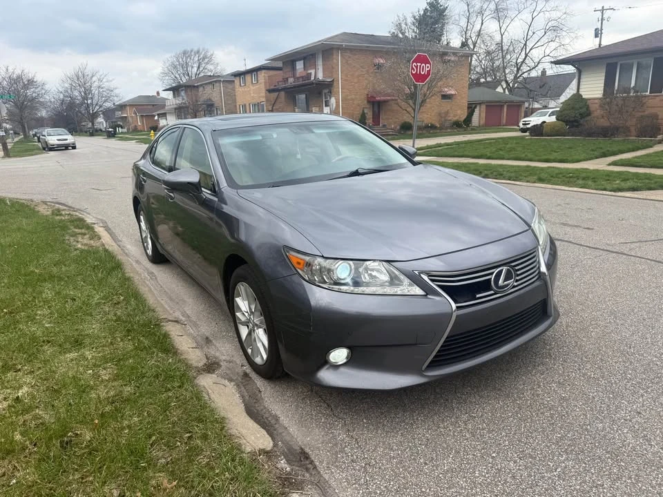 2013 Lexus ES 6th Gen - Image 5 of 7