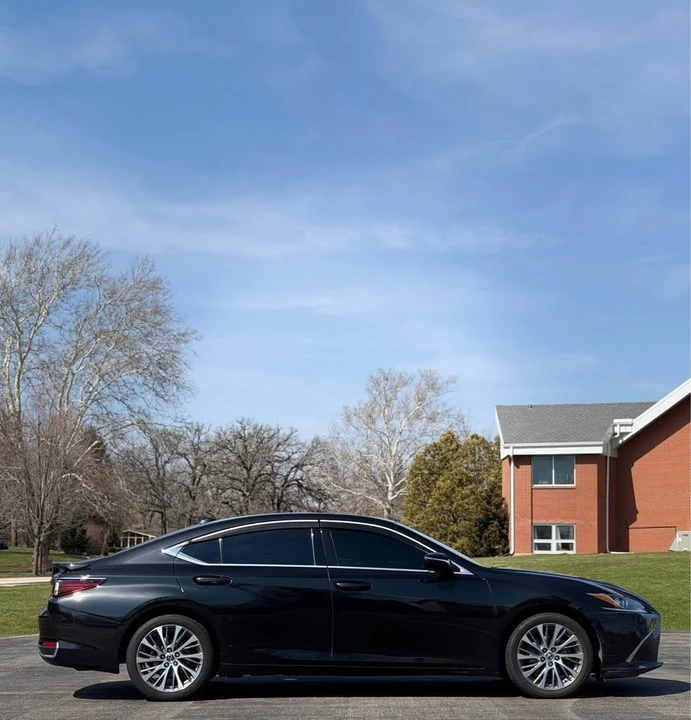 2021 Lexus ES 7th Gen - Image 9 of 10