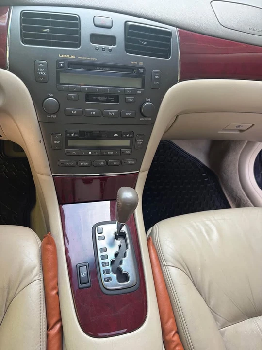 2004 Lexus ES 4th Gen - Image 9 of 10