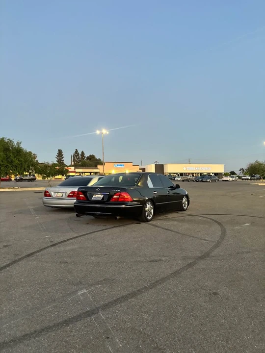 2001 Lexus LS 3rd Gen - Image 3 of 4