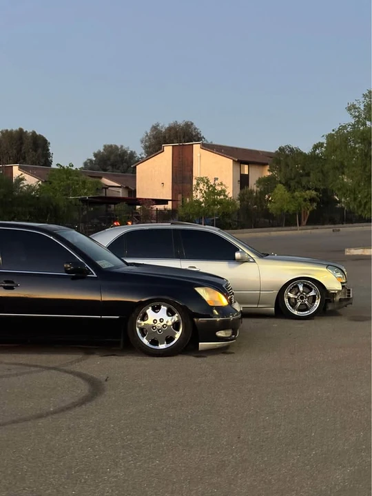 2001 Lexus LS 3rd Gen - Image 2 of 4