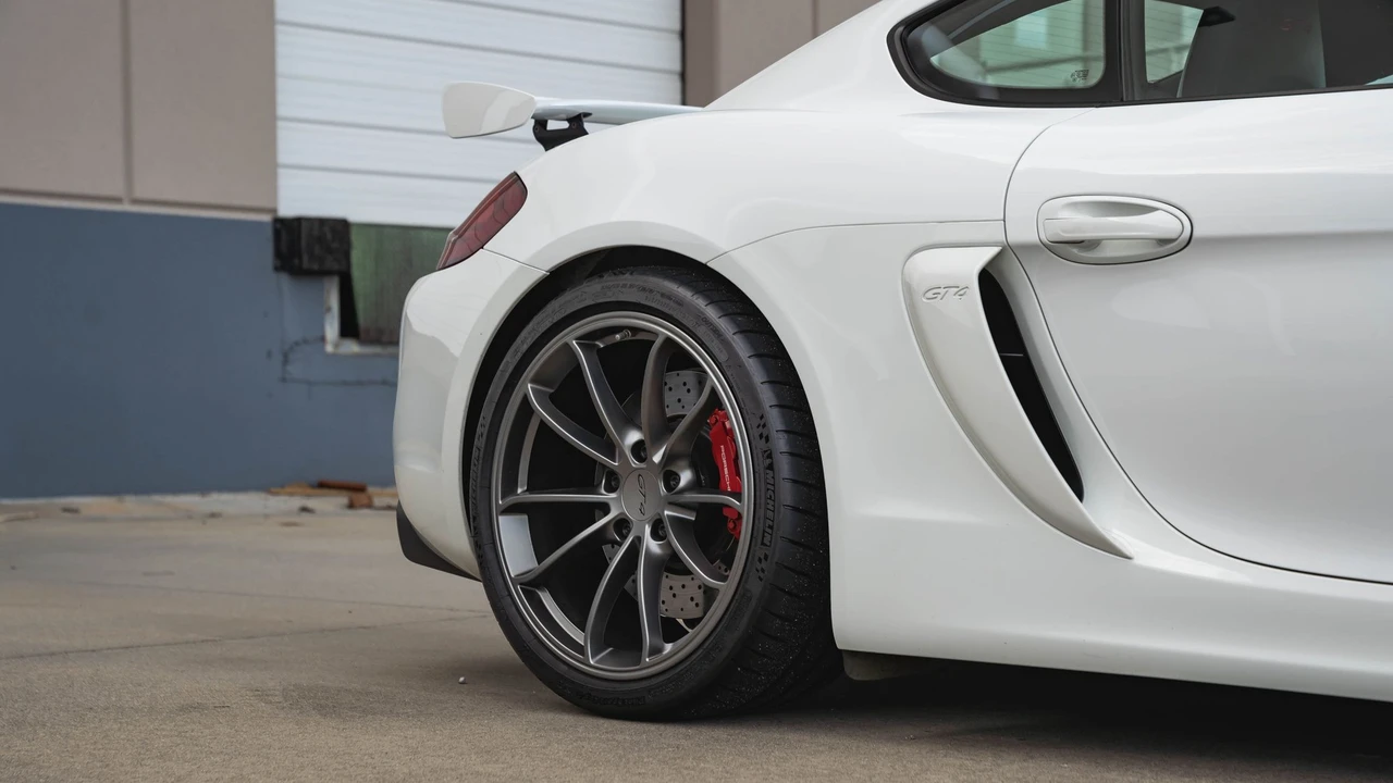 2016 Porsche 981 Cayman GT4 - Image 8 of 31