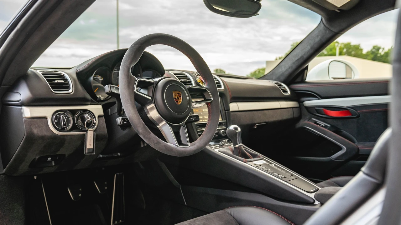 2016 Porsche 981 Cayman GT4 - Image 9 of 31