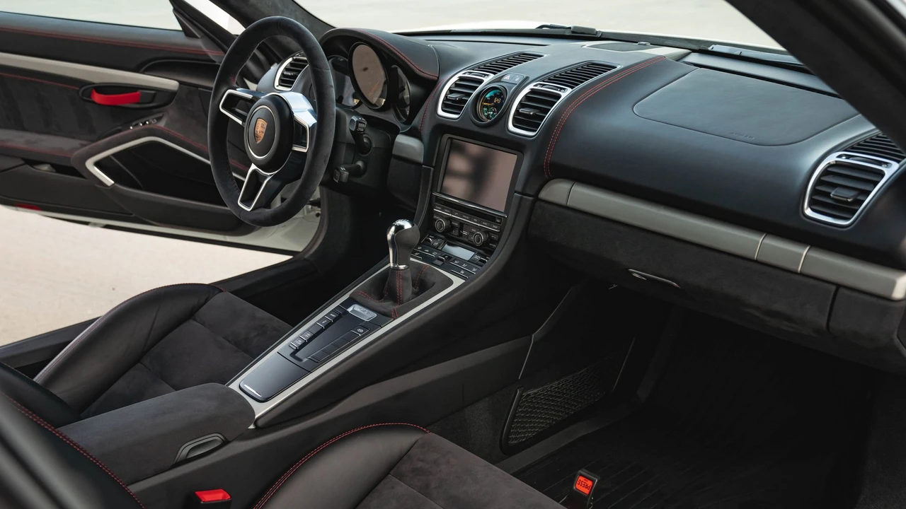 2016 Porsche 981 Cayman GT4 - Image 12 of 31