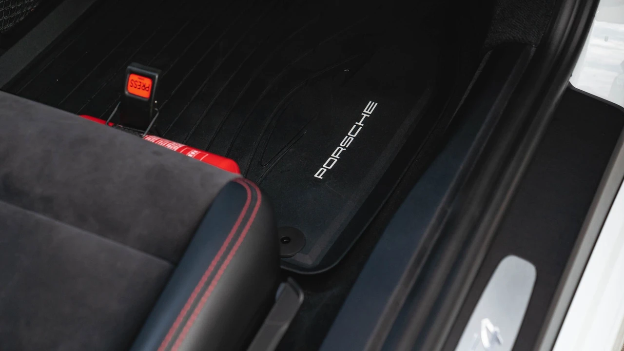 2016 Porsche 981 Cayman GT4 - Image 17 of 31
