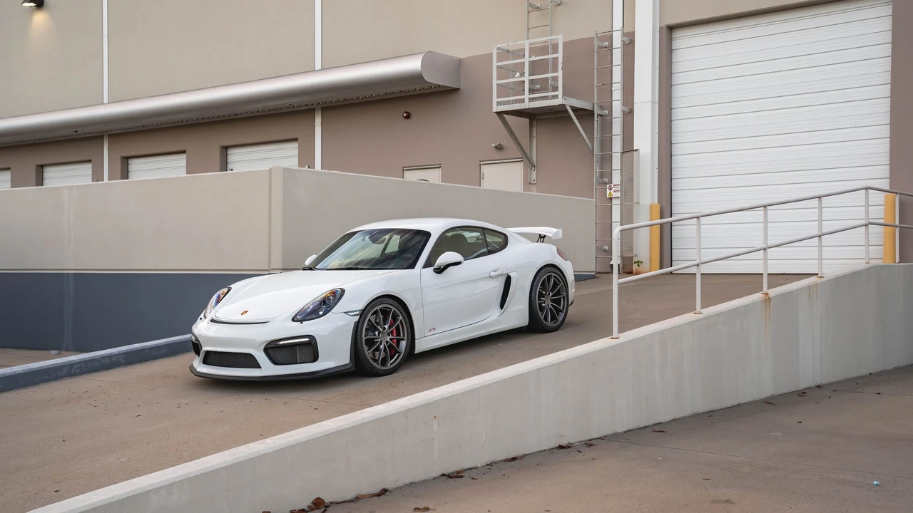 2016 Porsche 981 Cayman GT4 - Image 28 of 31