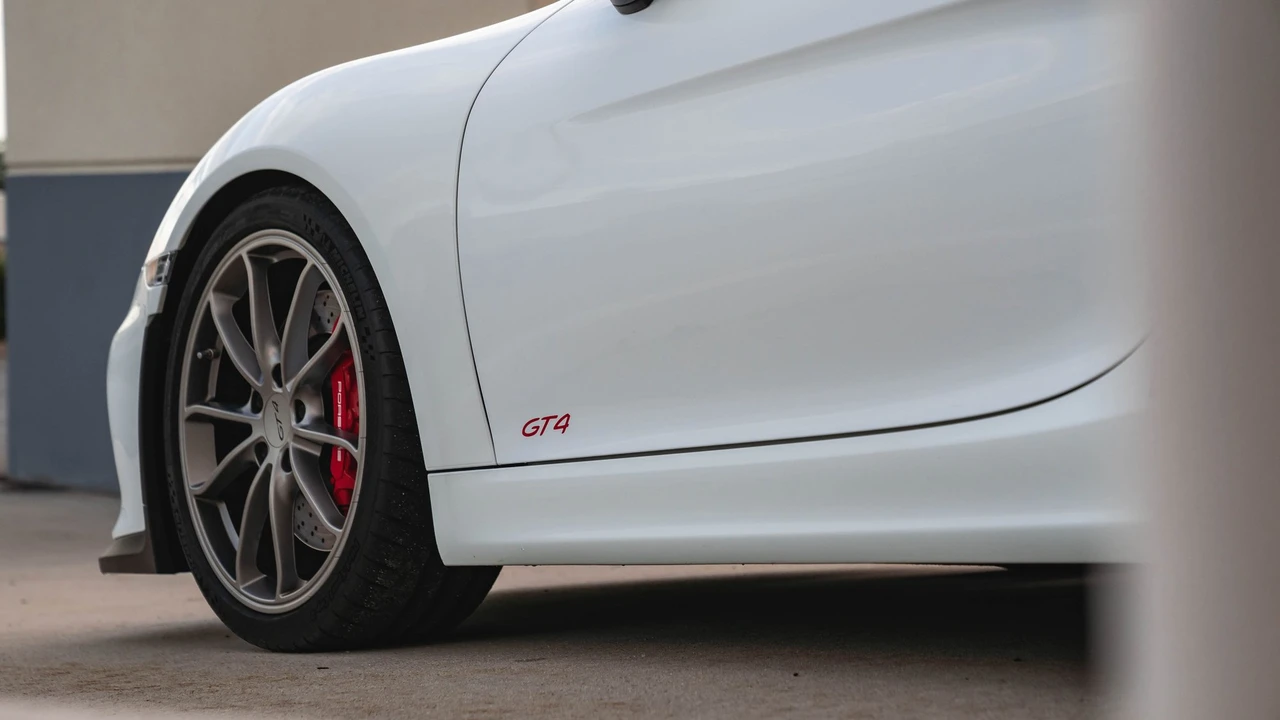 2016 Porsche 981 Cayman GT4 - Image 27 of 31