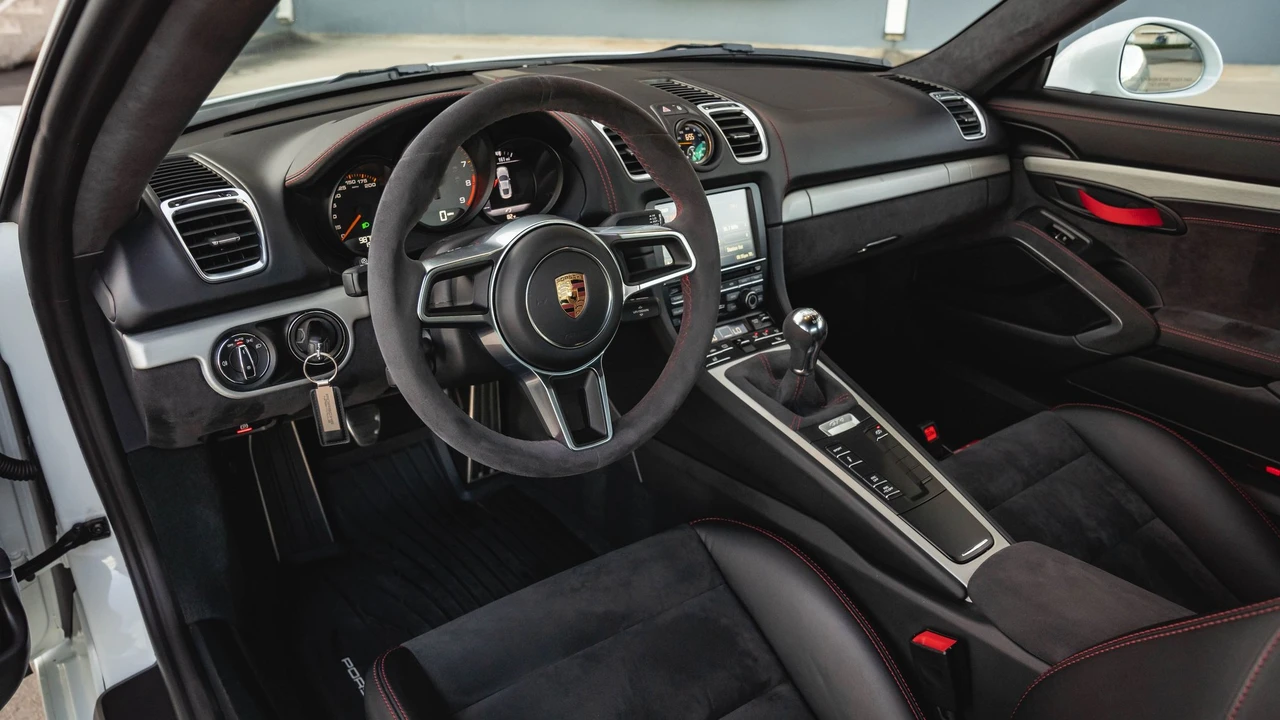 2016 Porsche 981 Cayman GT4 - Image 21 of 31
