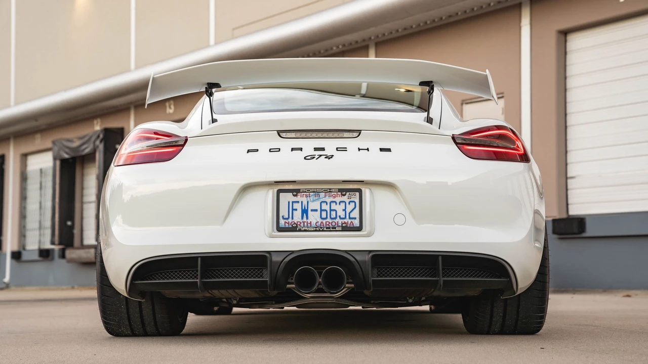2016 Porsche 981 Cayman GT4 - Image 26 of 31