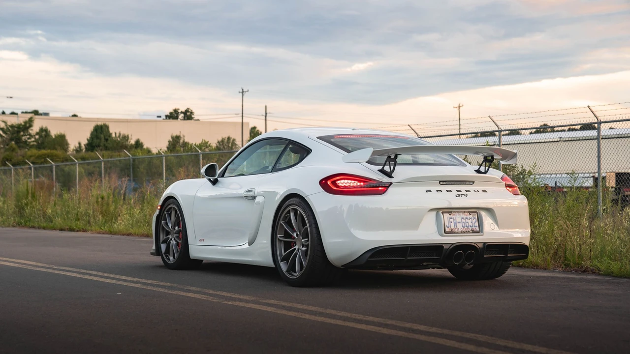 2016 Porsche 981 Cayman GT4 - Image 2 of 31