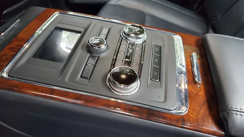 Lincoln Continental 10th Gen - Image 8 of 9