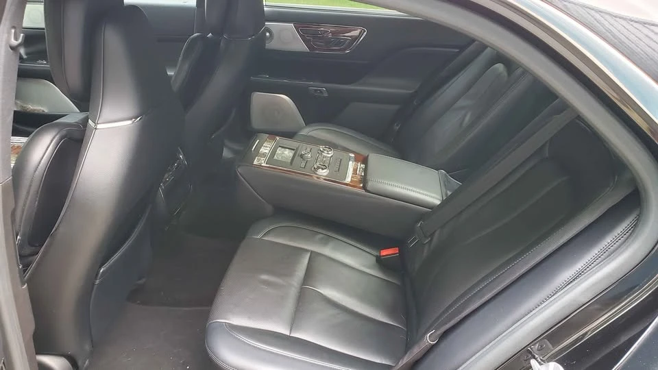 Lincoln Continental 10th Gen - Image 7 of 9