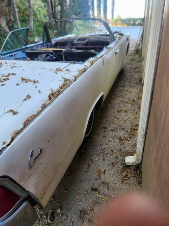 Lincoln Continental - Image 9 of 10