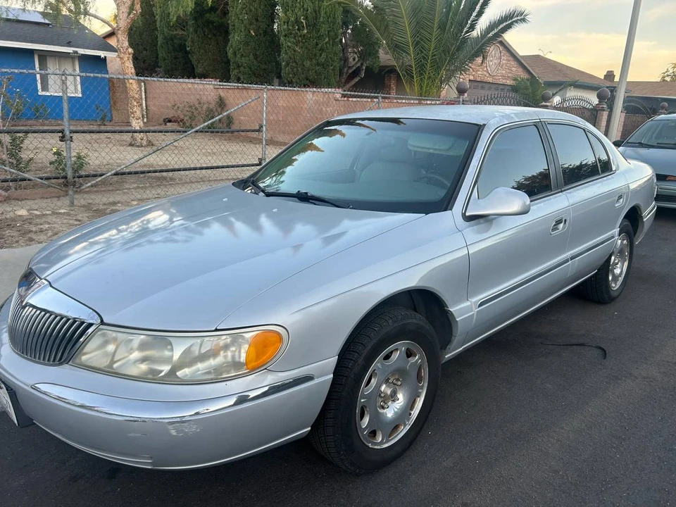 2001 Lincoln Continental 9th Gen - Image 2 of 8