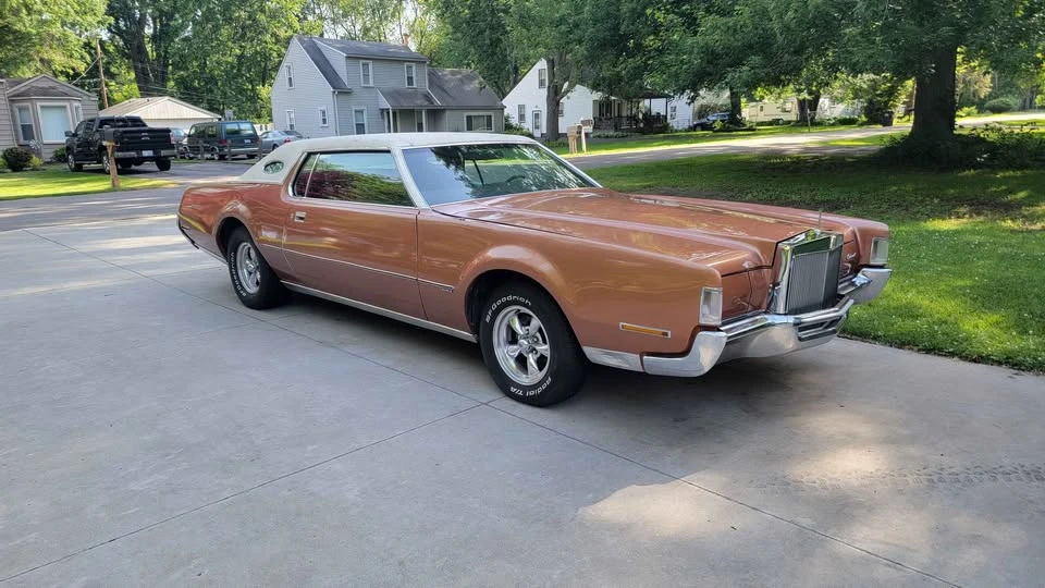 Lincoln Continental Mark IV - Image 2 of 10