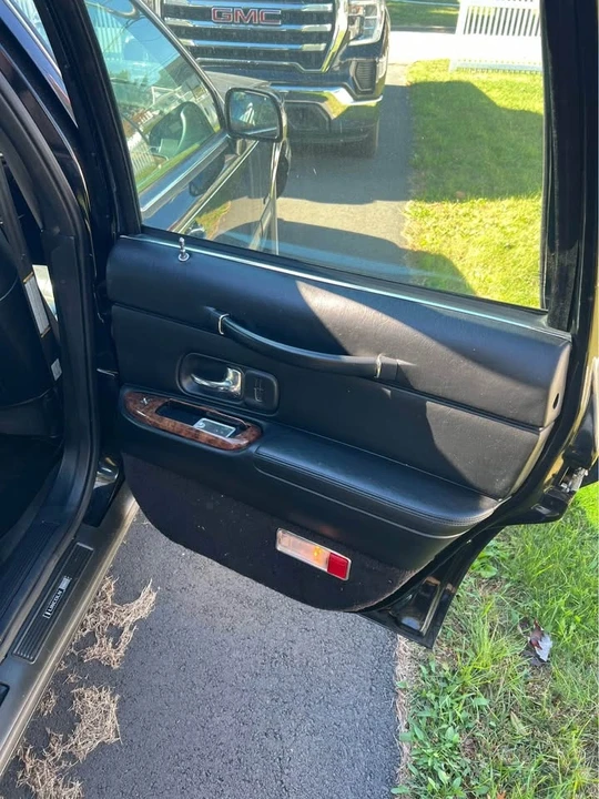 Lincoln Town Car - Image 2 of 6