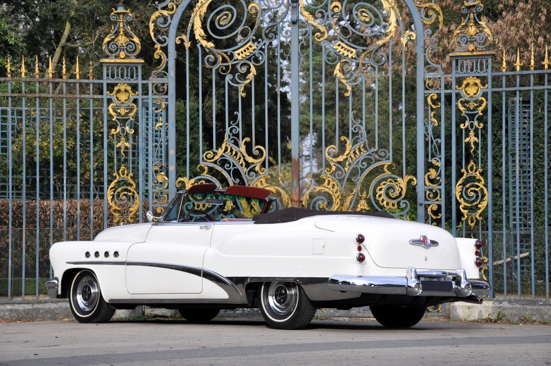 Buick Roadmaster - Image 2 of 29