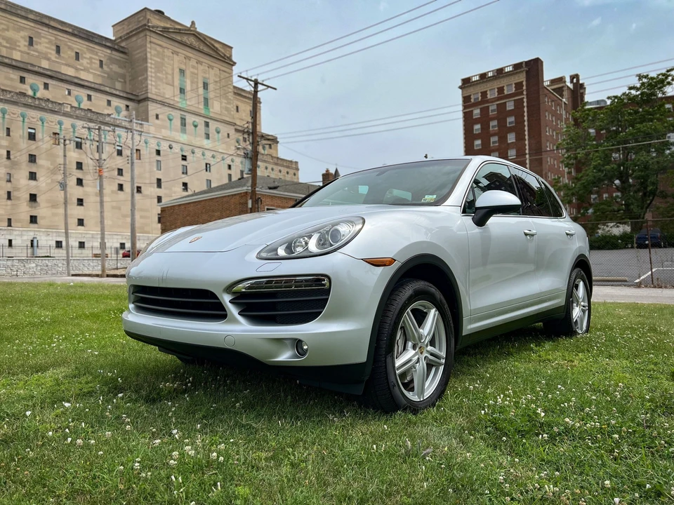 2011 Porsche 958 Cayenne S - Image 2 of 8