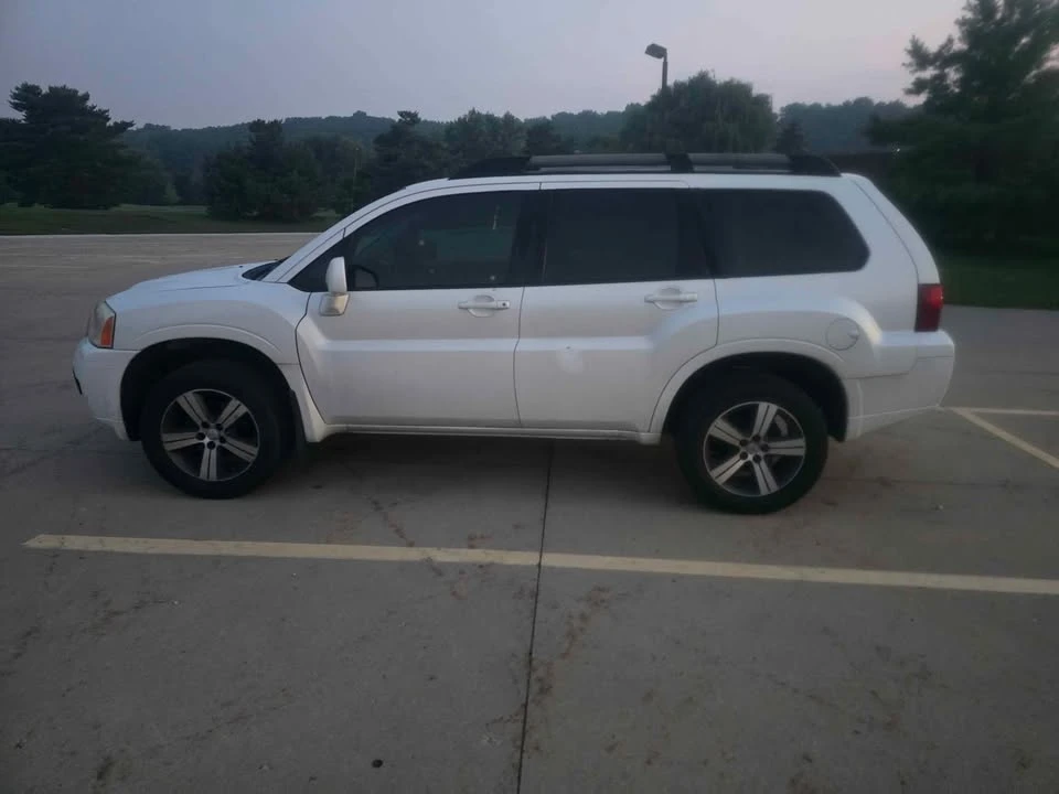 2010 Mitsubishi Endeavor - Image 4 of 7